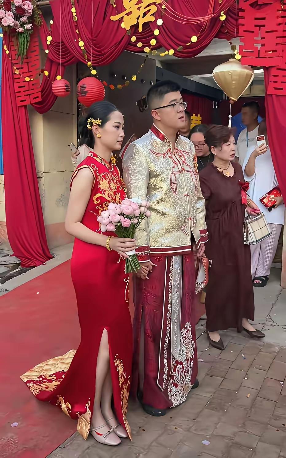 身价不一般，
娶妻赛天仙。
钱让鬼推磨，
难事亦不难。