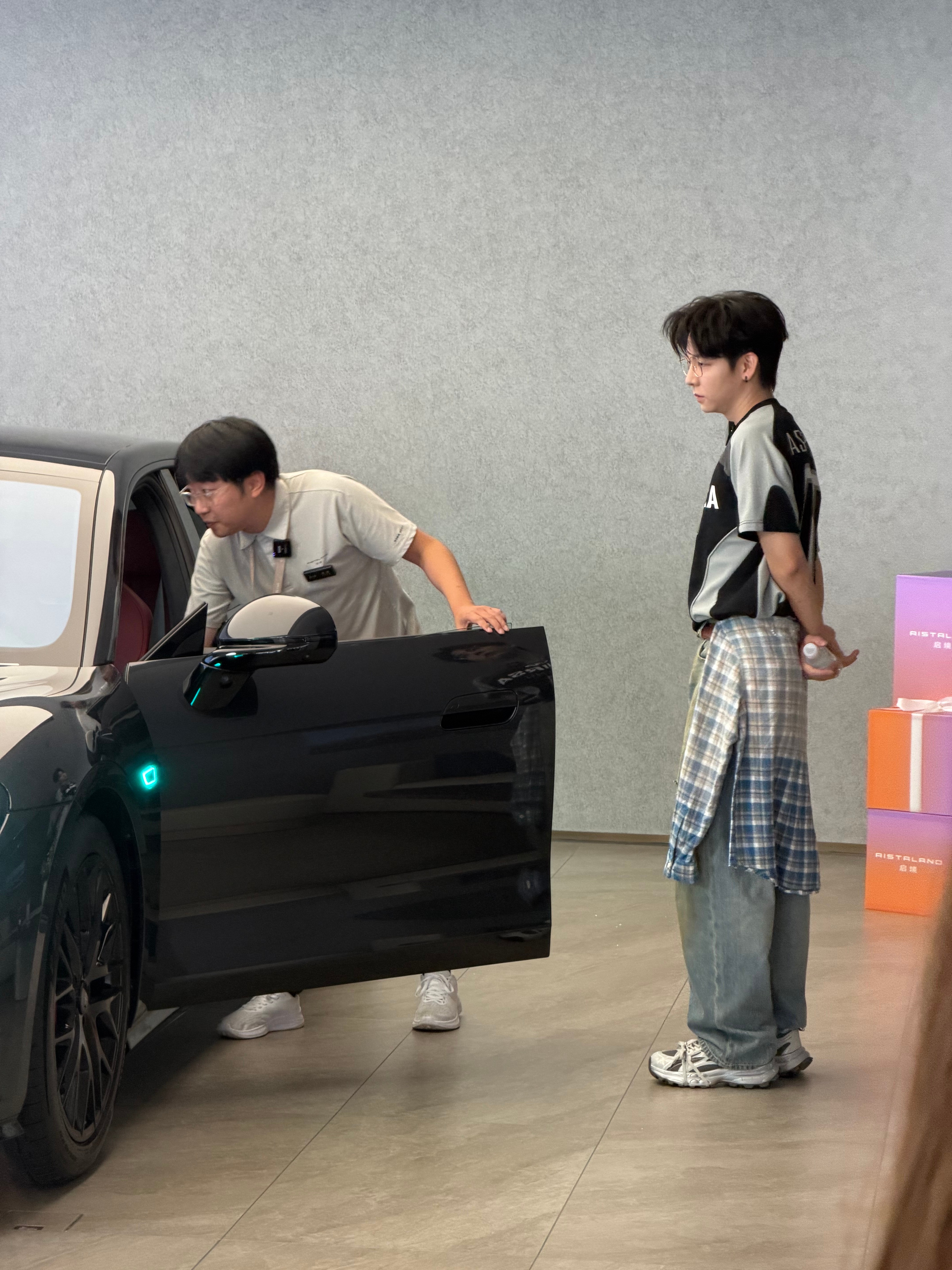 下次买车我就这么发朋友圈 别人在上海citywalk，我在上海city偶遇胡夏提
