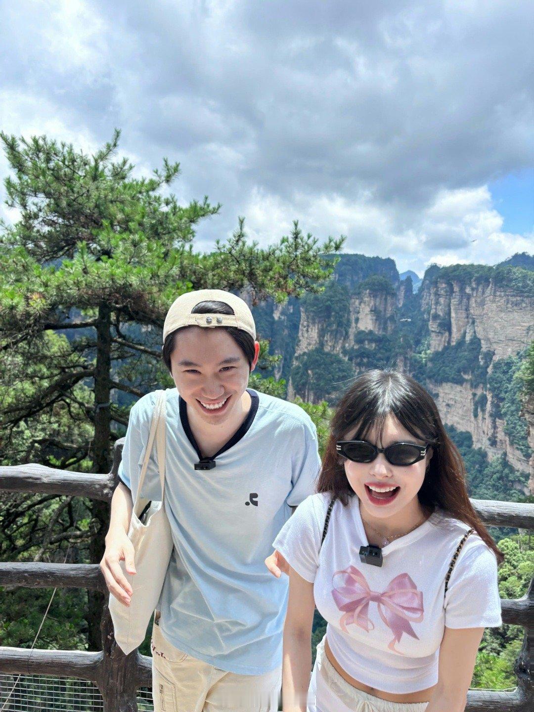 羡慕了～糖小幽分享一家三口张家界旅游照：抓了个韩国人帮我们拍的！真模范夫妻！想你