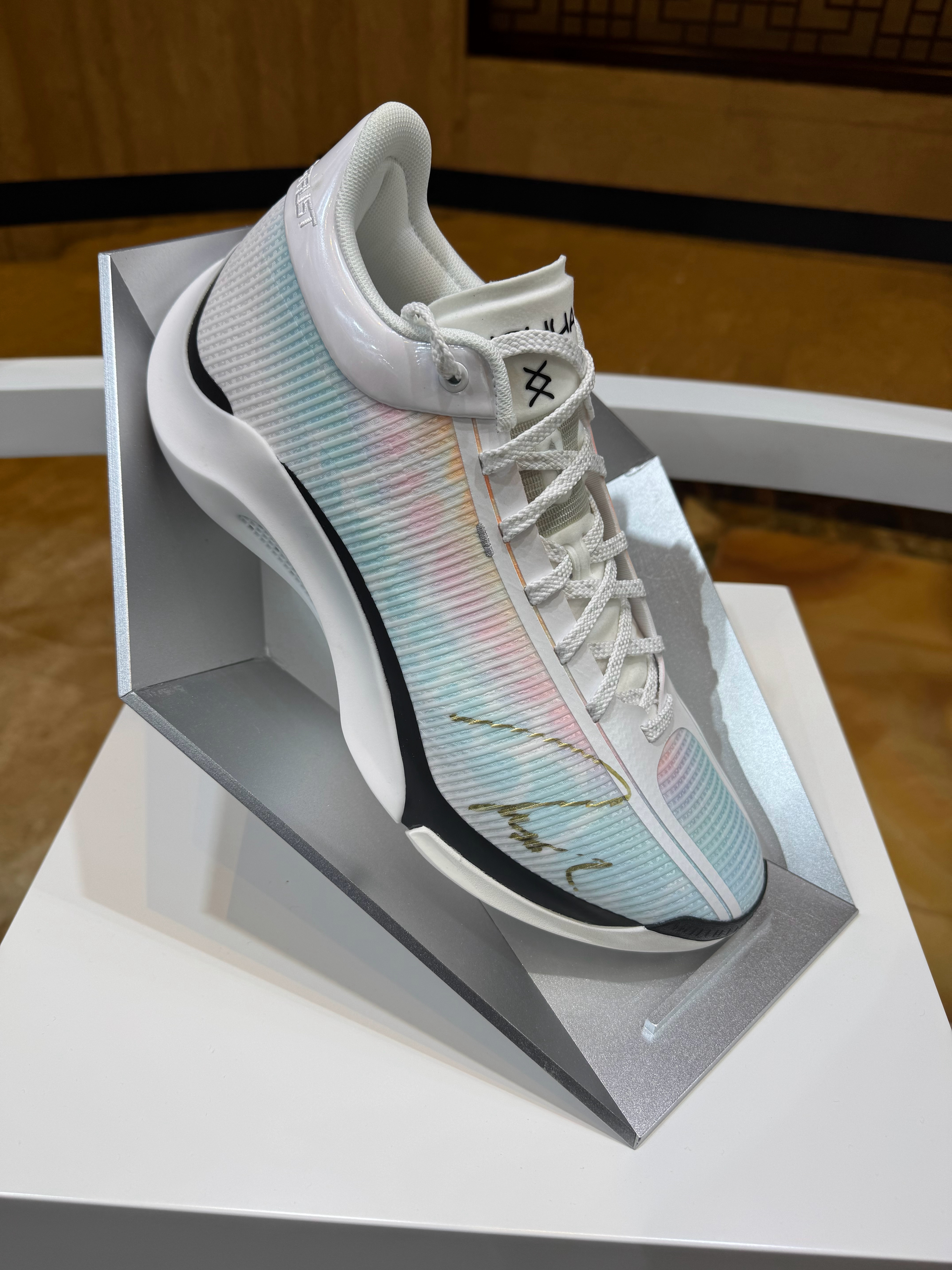 每年的全明星装备间确实是个挺有仪式感的环节李宁全明星装备间