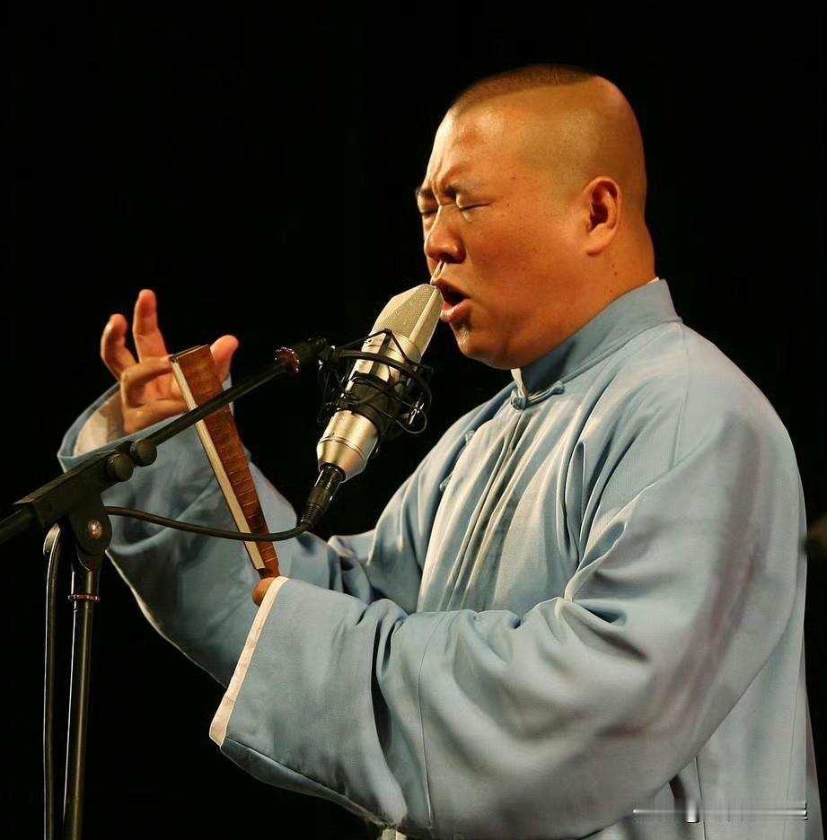 郭德纲回应相声被投诉风波，一句“坏蛋领着糊涂人打好人”真是太妙了。

12月21