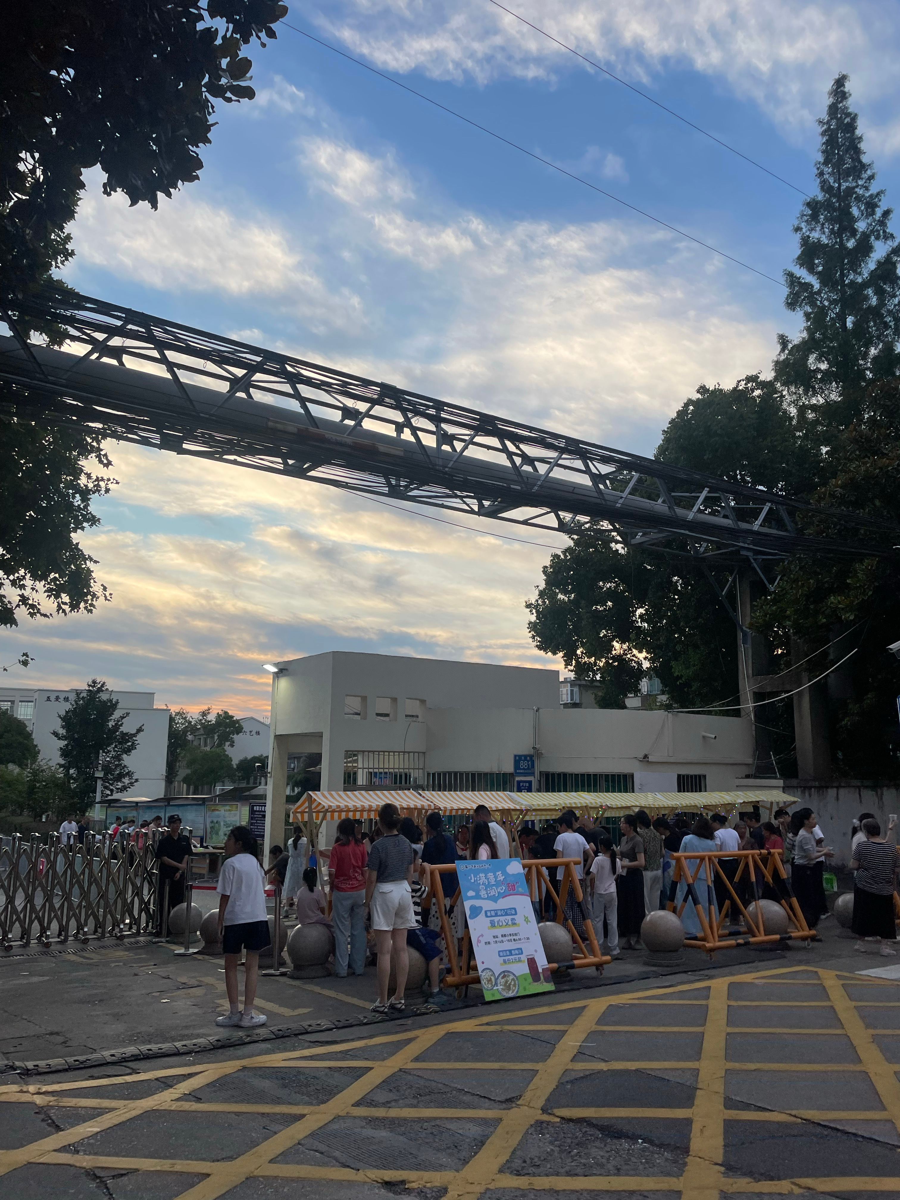 小朋友去学校参加绿豆沙 酸梅汤义卖活动 我也蹭一杯绿豆汤吃吃就当晚餐了