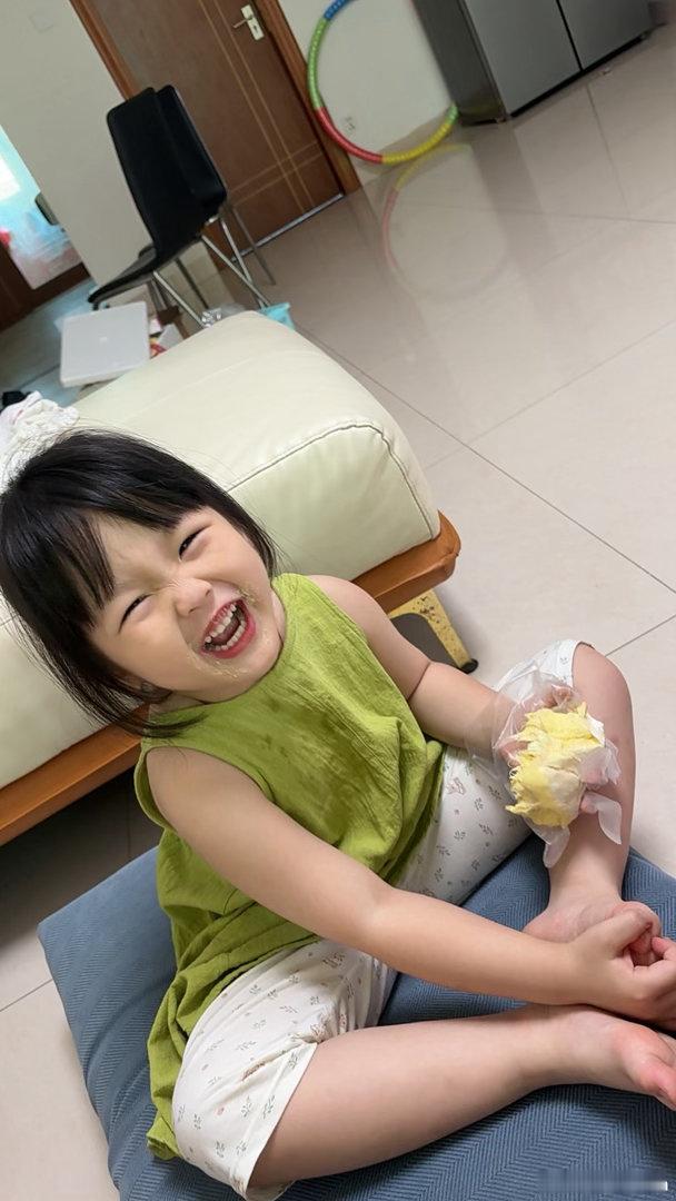 原来真的不要吓孩子，开玩笑的也不行。昨天去游泳，她可开心了。我想着带她憋气，她很