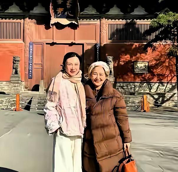 如果是爸爸妈妈带着女儿，
那画面真的太温馨了，
不得不说同样是银白色的头发，
两