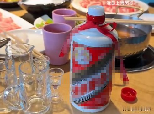 “丢人丢大发了！”近日，上海，男子为宴请朋友，自己带了三瓶高端酒前往某餐馆，开席