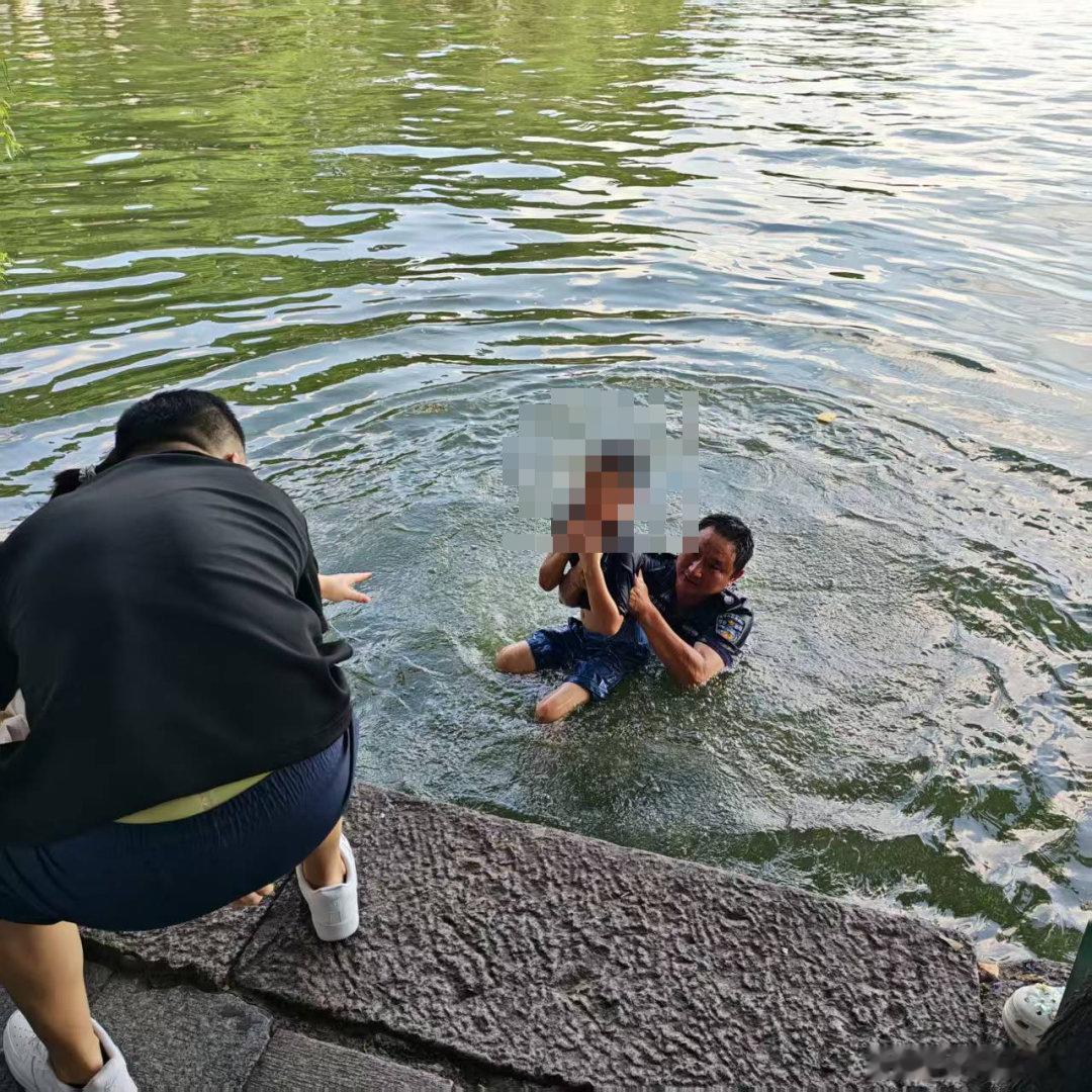 近日，浙江杭州西湖一男孩不慎落水，正在巡逻的40岁退役军人保安张鹏毫不犹豫跳入湖