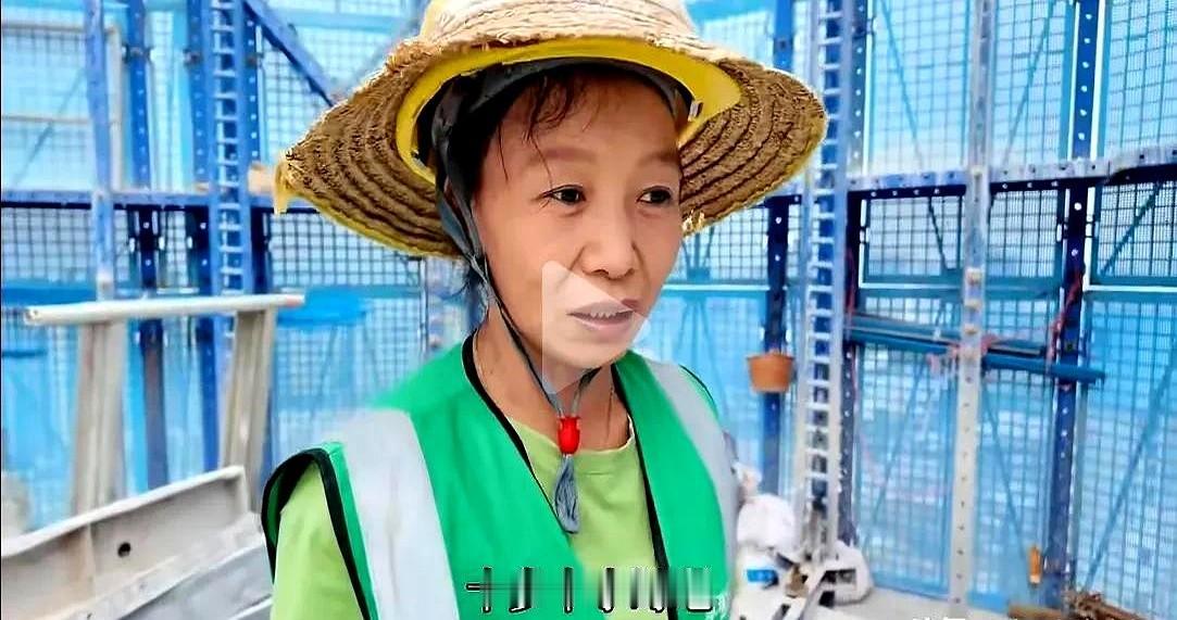 工地的农民工曾经是被歧视的一个群体，因为他们的工作又脏又累，经常被拖欠工资、有时