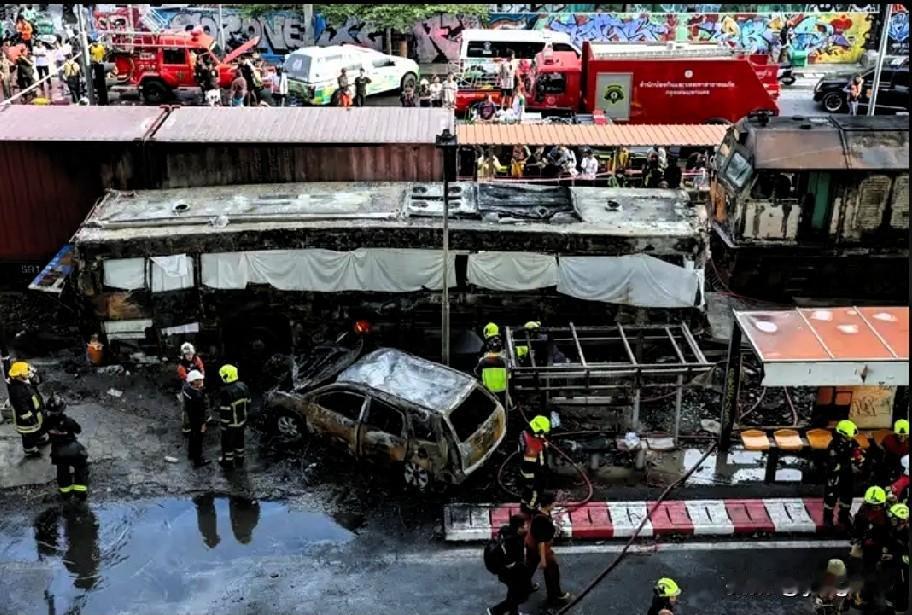 周六，曼谷发生一起火车与公共汽车相撞事故，引发大火，造成至少8人死亡，25人受伤