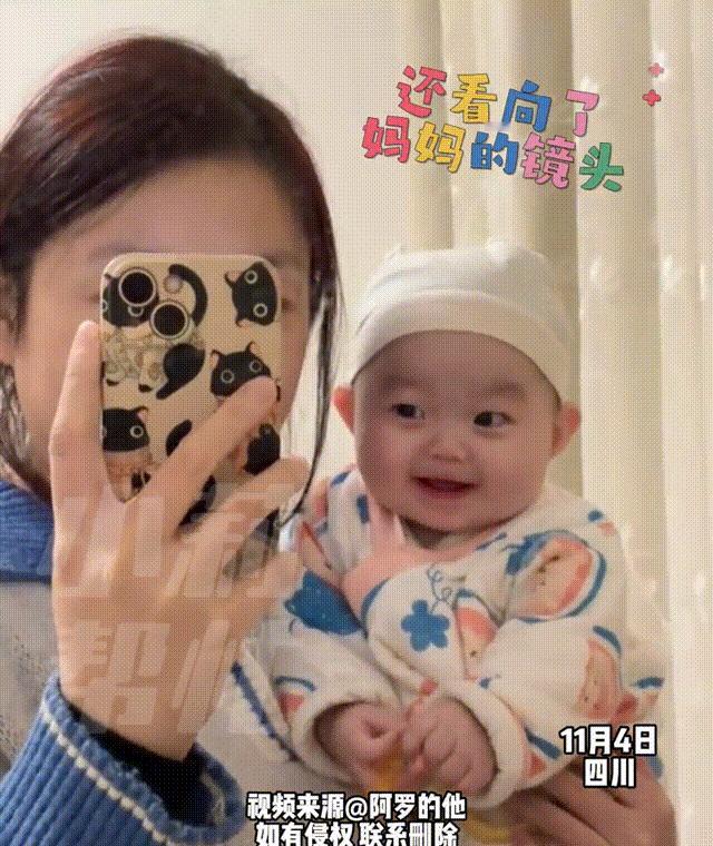 “这也太可爱了叭”！[太阳]

一张温馨的自拍在网上走红，画面中，年轻的妈妈抱着