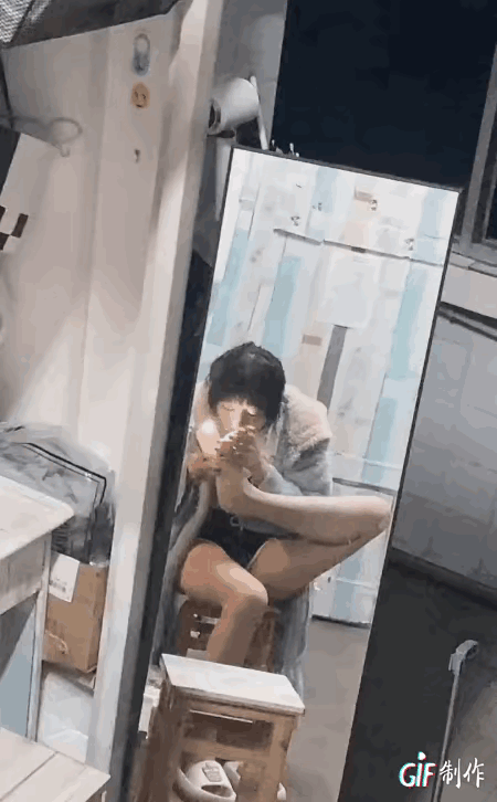 也不知道味道怎么样，看妹子的表情倒很淡定。