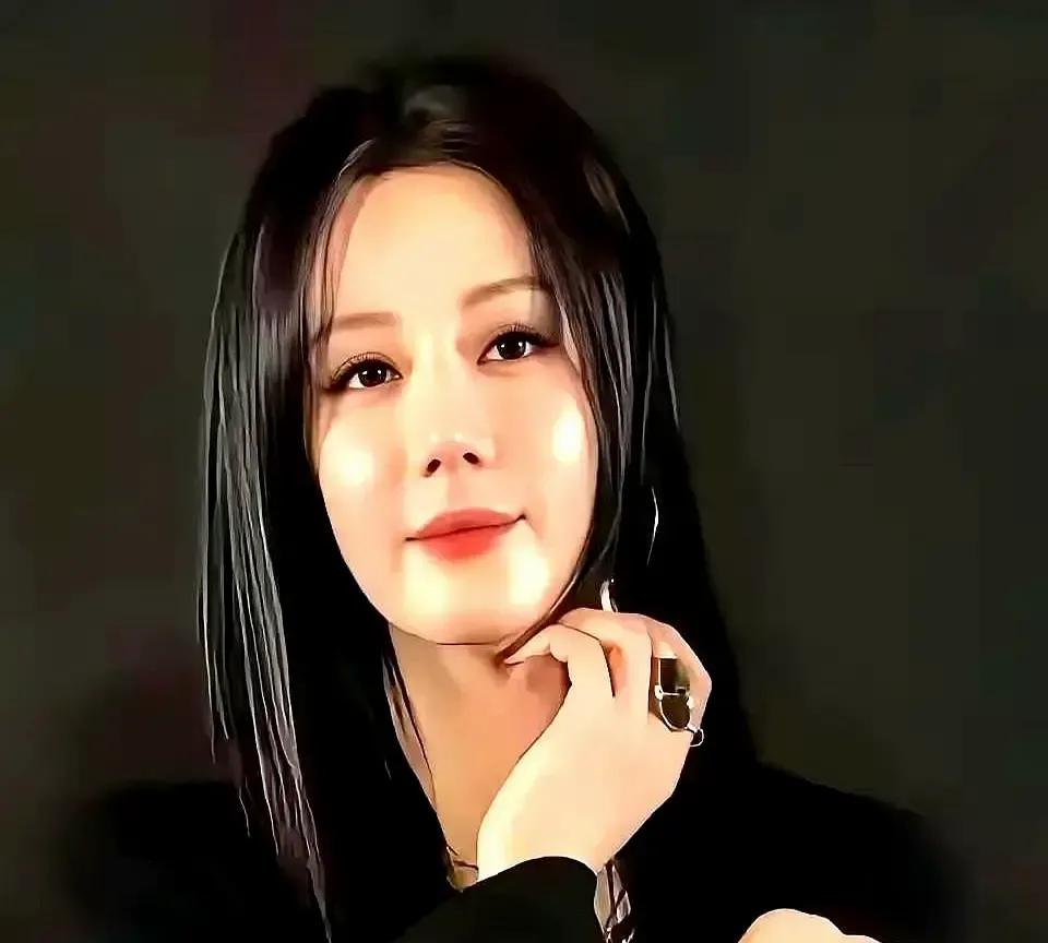 迪丽热巴脸肿得把下颌线都淹了。
4月2号品牌活动图一出，我手机差点滑进汤碗。
五