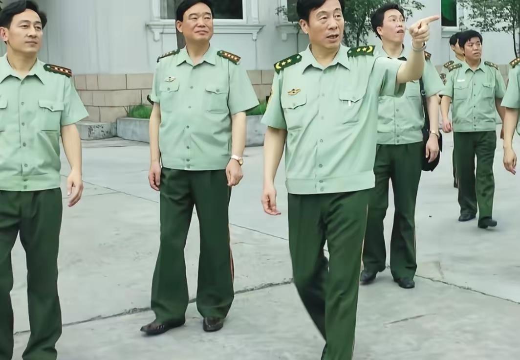 没有姓名牌也没有资历章，这个衣服应该很早了吧，图中军官们的军衔也还是红杠杠，也是