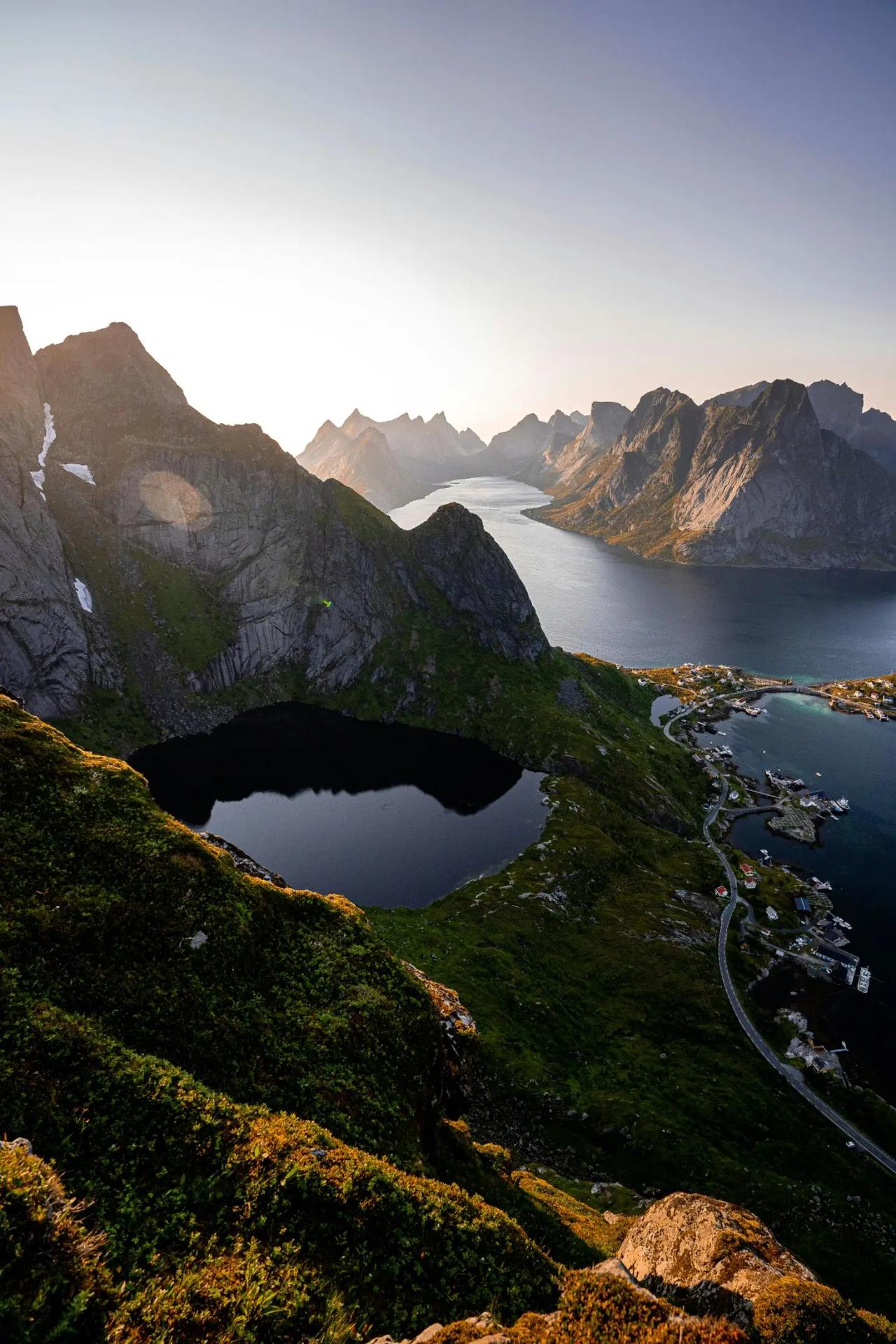 最近的那个雪豹咬人的事件，其实应该给所有人提个醒，我们一定要对大自然有所敬畏。经