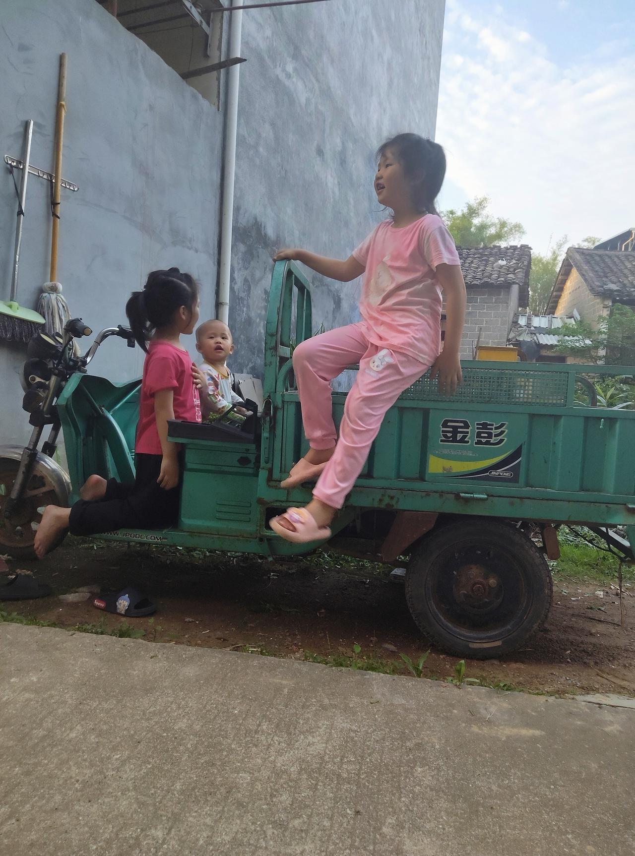 童年最简单的快乐
 
在乡村的日子里，没有繁华的游乐场，没有各式各样的玩具，可孩