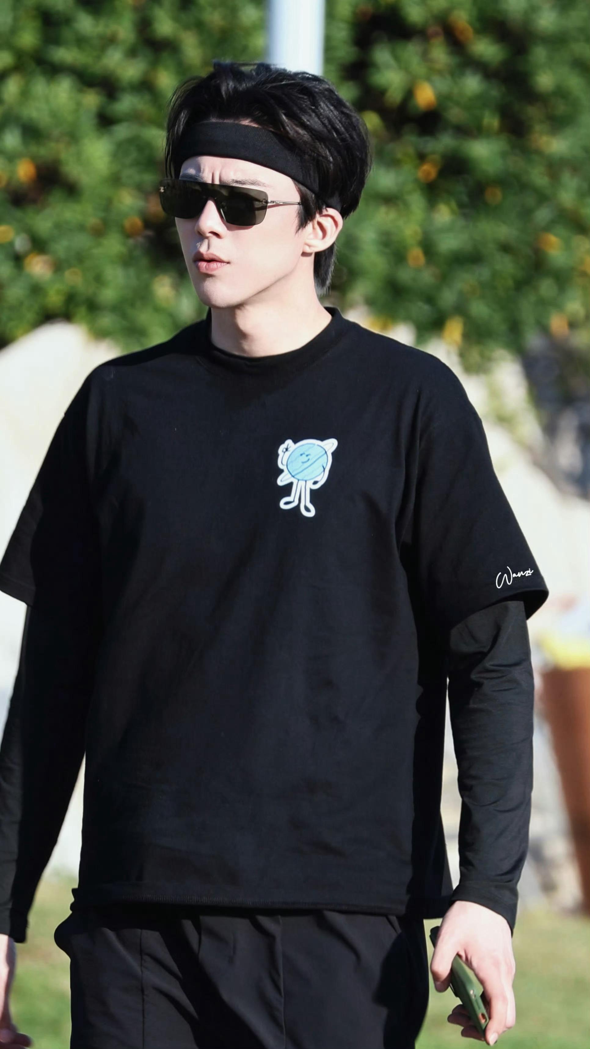 摩登兄弟刘宇宁  這身如果換個人穿。大概真的只是出門運動。 🖤刘宇宁