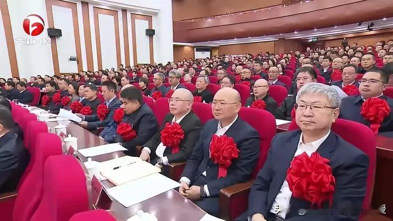 刚刚看到，大年初八，安徽新春第一会，与众不同，看得心潮澎湃！每位企业家都戴大红花