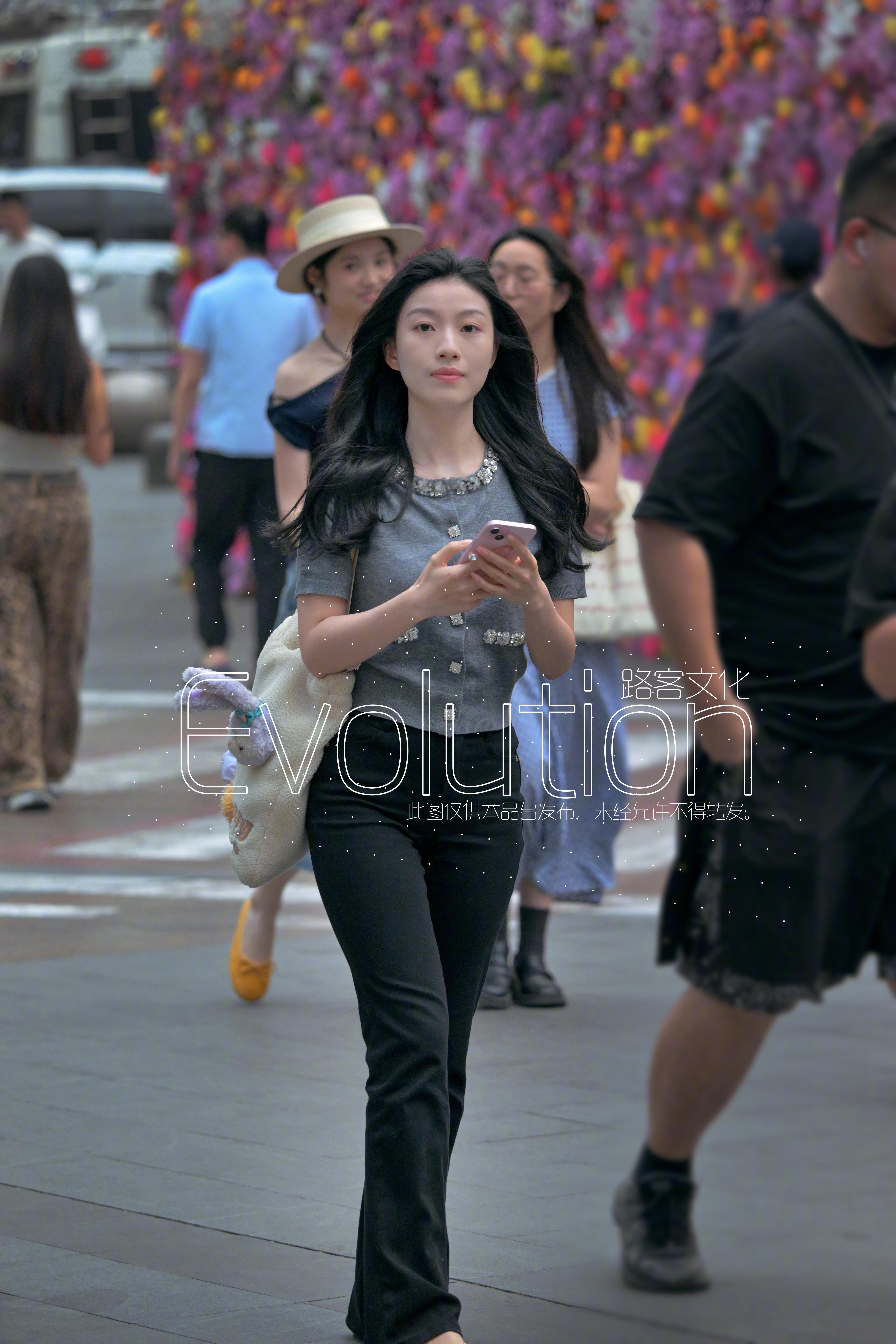 今天的时尚密码：简约优雅，轻松应对街头巷尾的时尚挑战！👗✨ ​​​