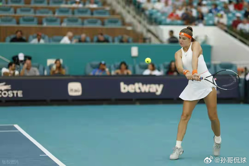 穆霍娃双杀姆博科！首进迈阿密四强北京时间3月25日，2026年WTA1000迈阿