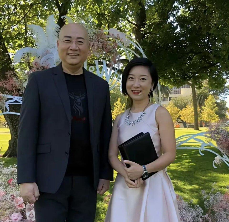 陈丽华的孙女和爷爷迟重瑞合影，也就是陈丽华大儿子赵勇的女儿 