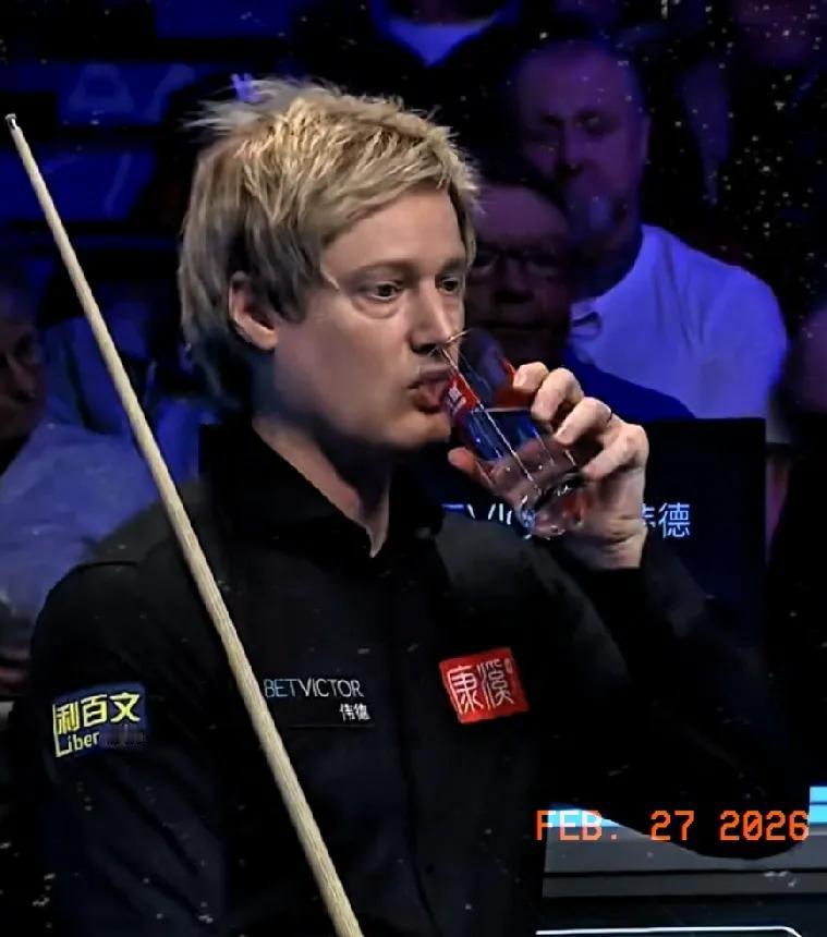 罗伯逊及时止损，威尔士公开赛首场1/4决赛悬念拉满。
罗伯逊与霍金斯争夺半决赛门