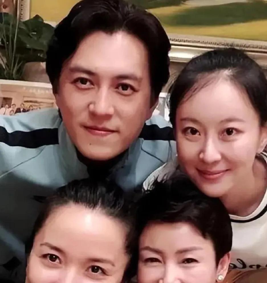 俩美女即使露半张脸，也能说出是谁，因为太喜欢，太熟悉。靳东旁边的女孩清纯可爱，人