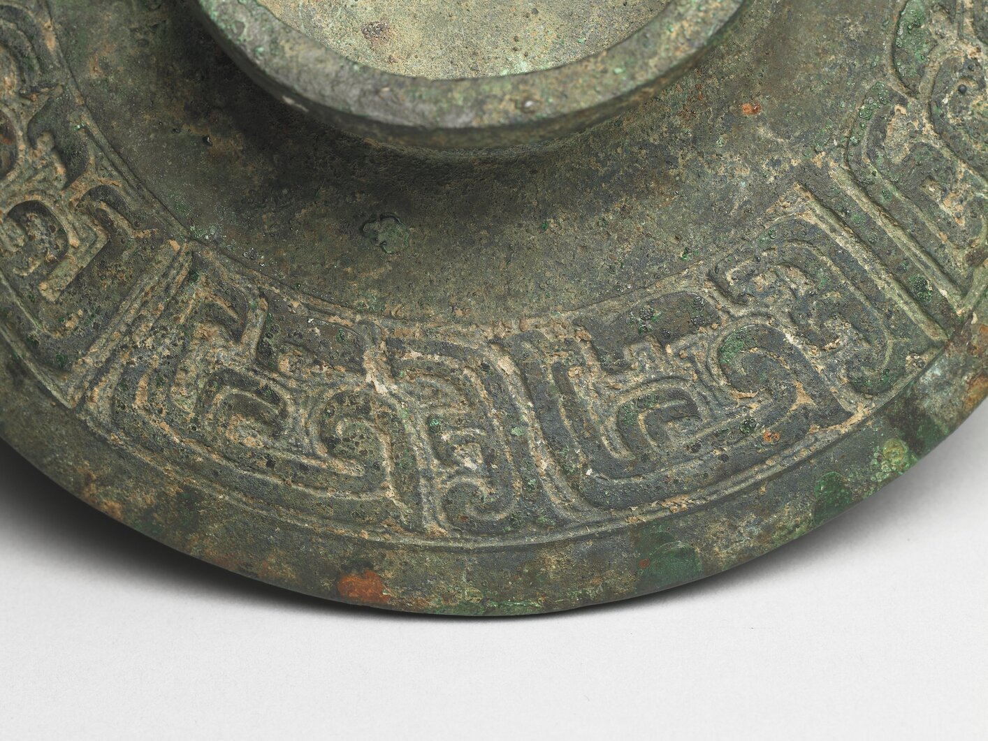 每天一件青铜器 台北故宫藏西周中期:𬹜簋. 虽然耳上的兽首样式古老,但器盖的窃