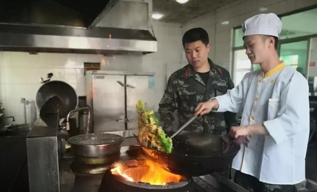 司务长是干什么的，是军官还是士官？
在部队基层，有个角色总被大家低估，他管着全连