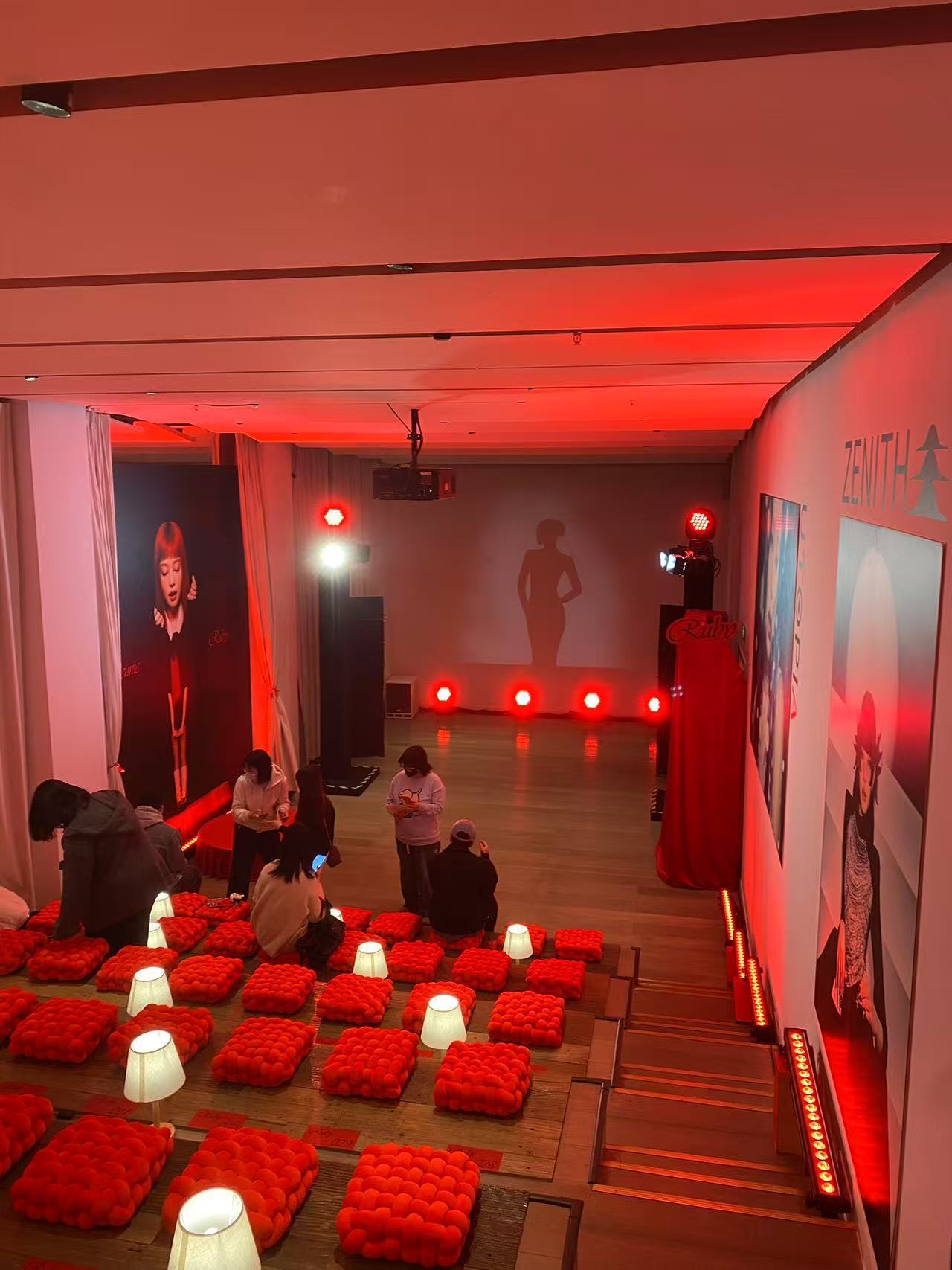 试听会和快闪布景都太诡异了吧，像在搞邪什么教一样🆘 ​​​
