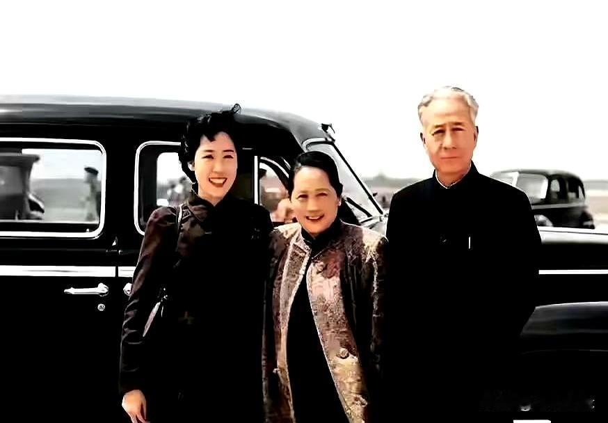 1957年的一张黑白合影，真有看头。
画面里三位老前辈并肩坐着，神情从容、衣着朴