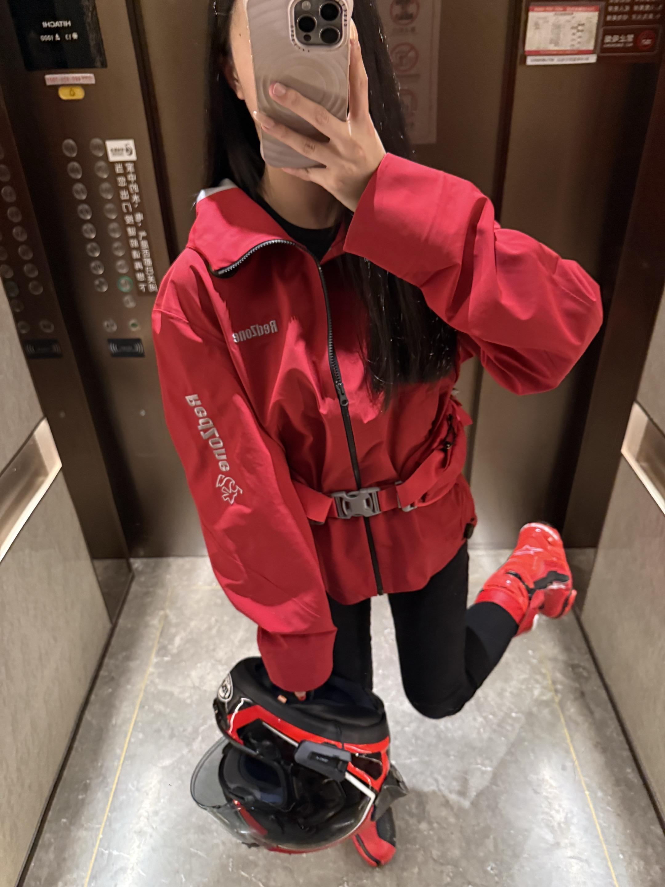 “她还是那么喜欢红色”❤️🖤