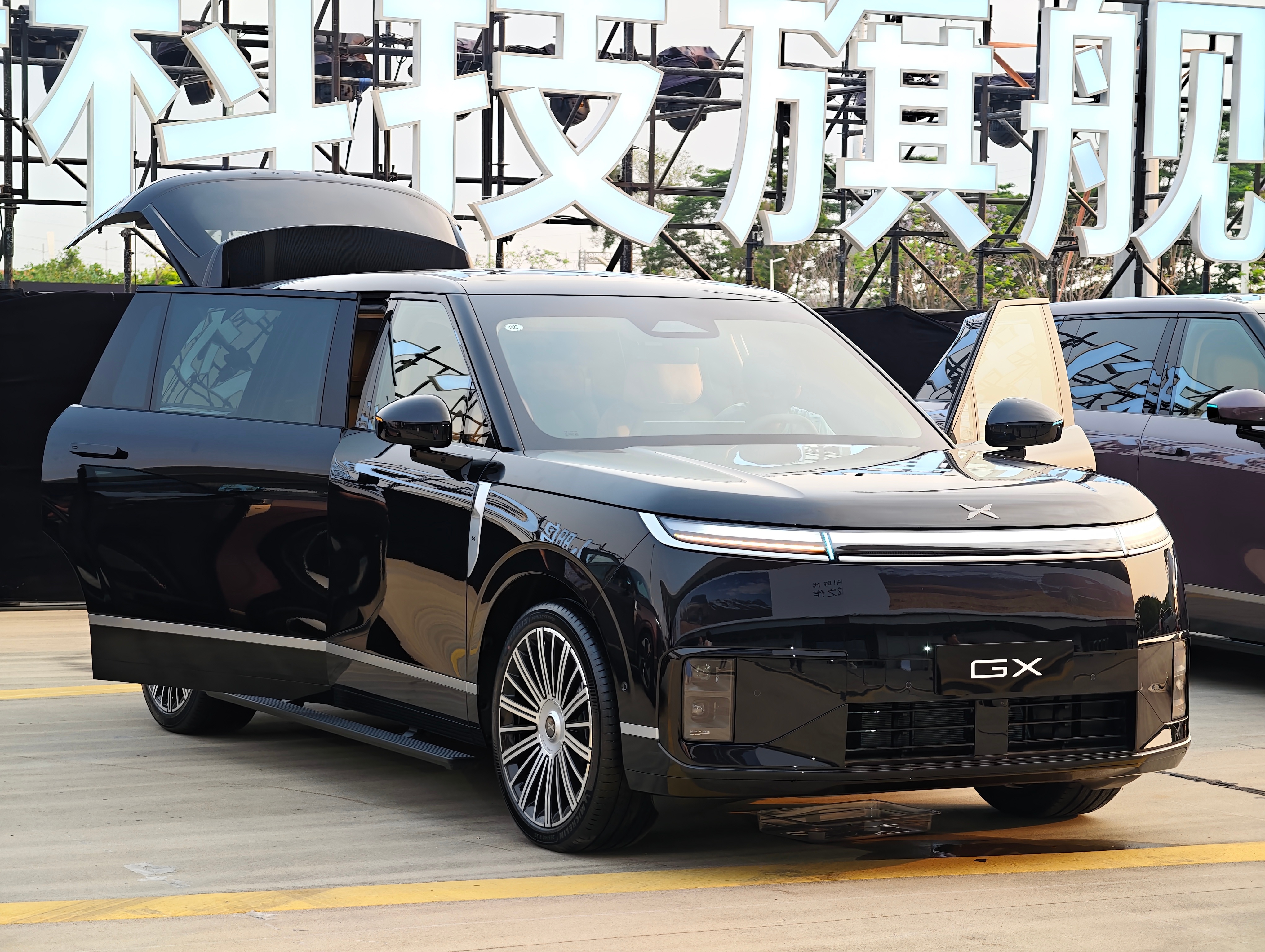 到发布会现场了，不得不说，这个日照金山在夕阳余晖下，吸引到我了，现场看比宣传图好