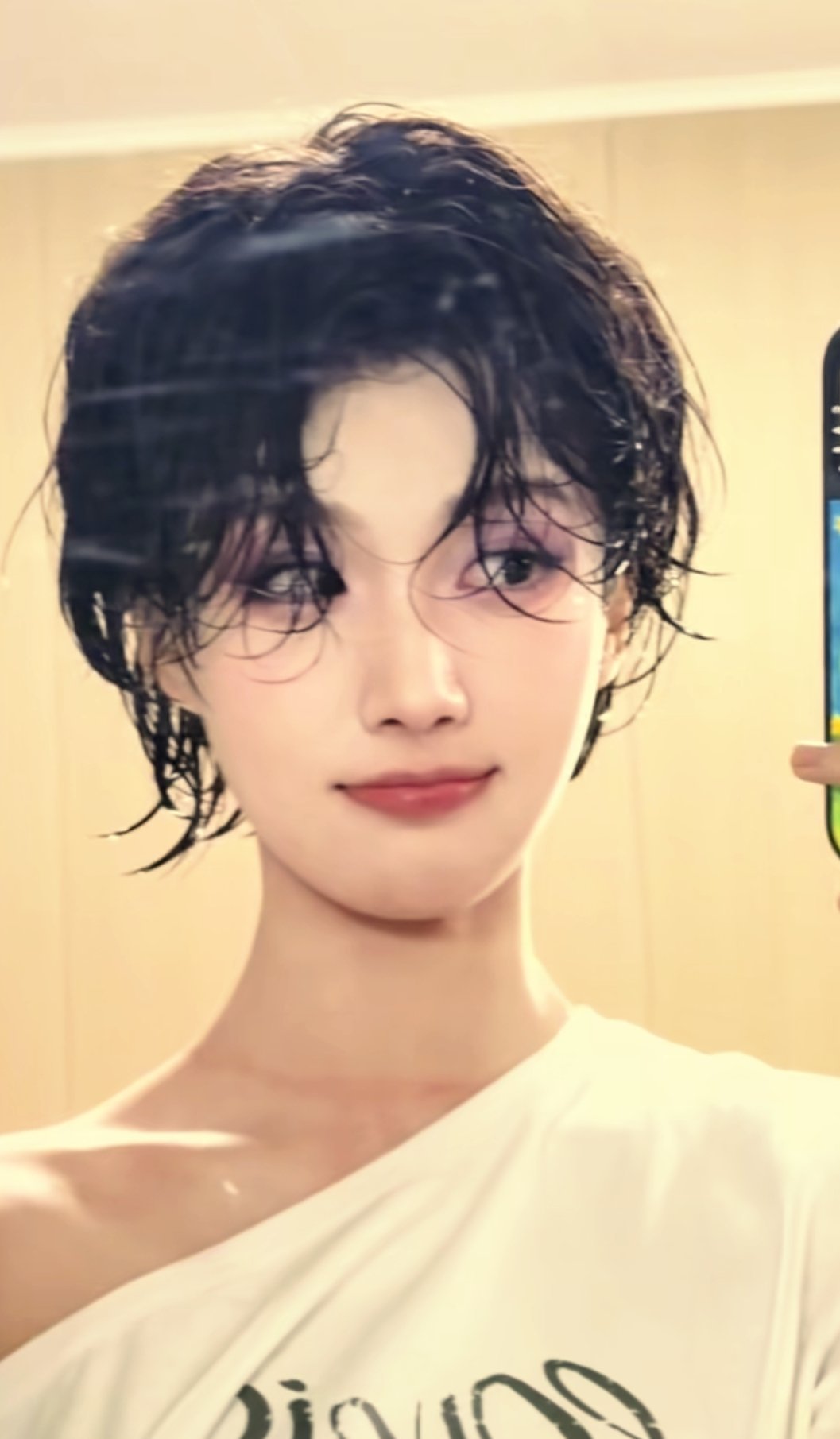 卢昱晓短发日常自拍～ 