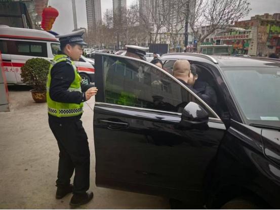 【春节我在岗：春节首日，“警”急开道8分钟为生命护航】2月15日，春节假期第一天