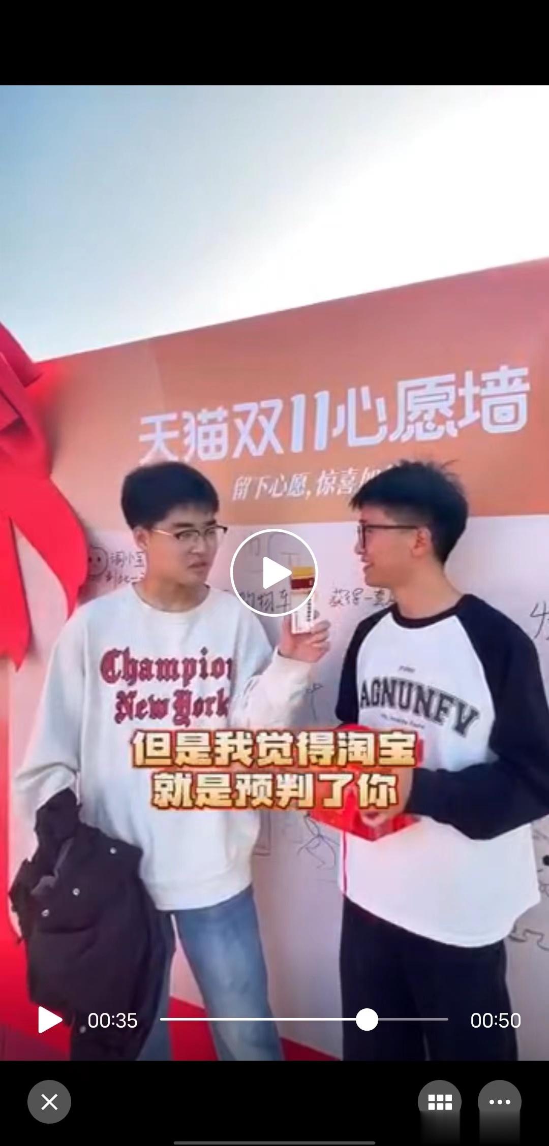 #00后在巨型娃娃机抽到痔疮膏# 这个有点意思。抓礼品抓到痔疮膏，他居然还果断收