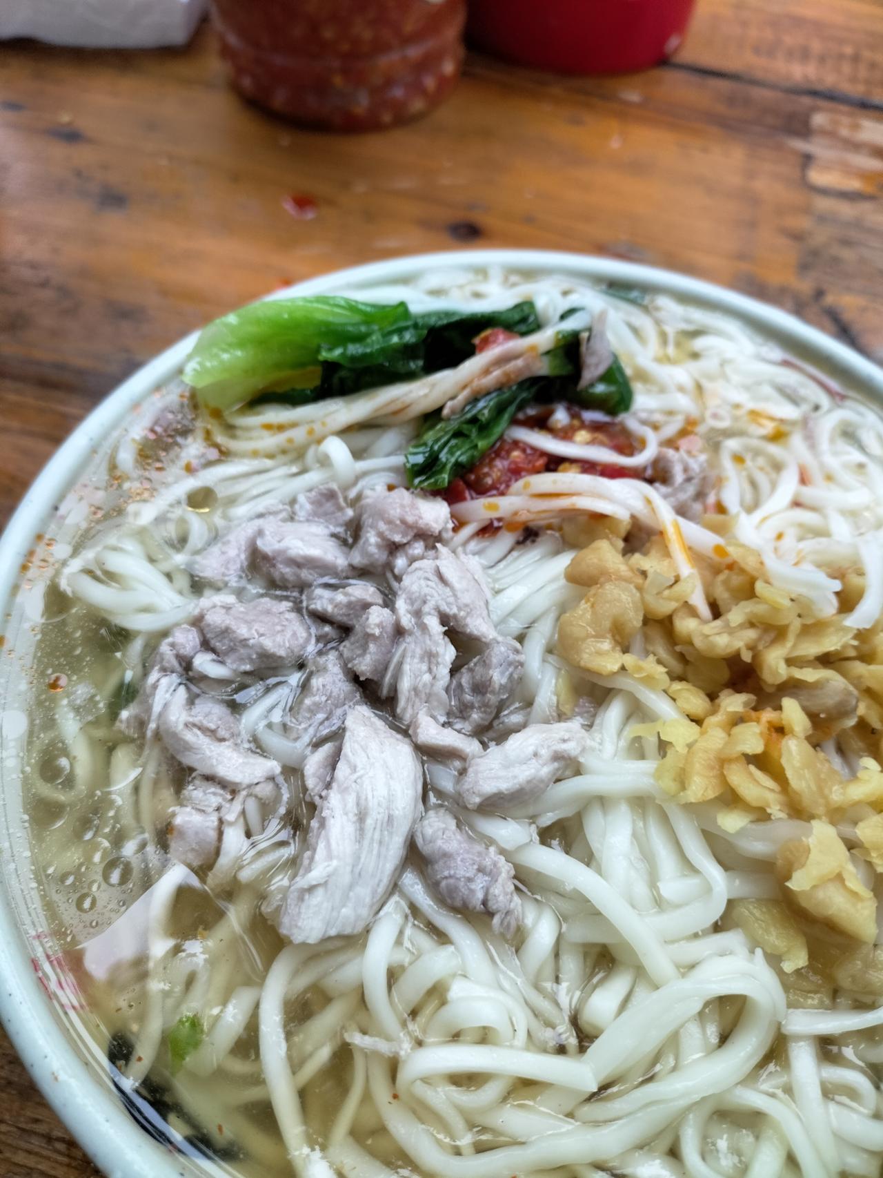 这碗早餐猪肉面条6元钱，划算吗？很多人吃，挨着学校门口，老师和学生都吃这家路边摊