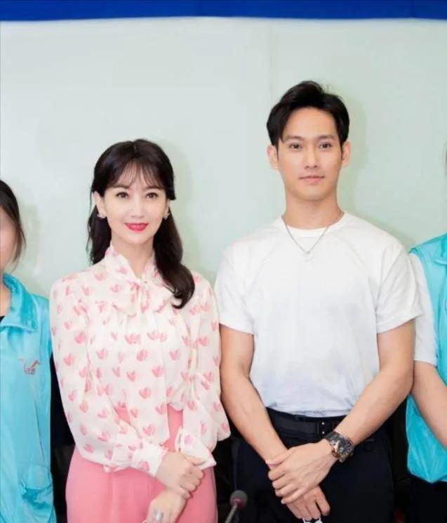 赵雅芝有三个儿子，大儿子和二儿子不是圈中人，鲜少露面，三儿子叫做黄凯杰，也是一名