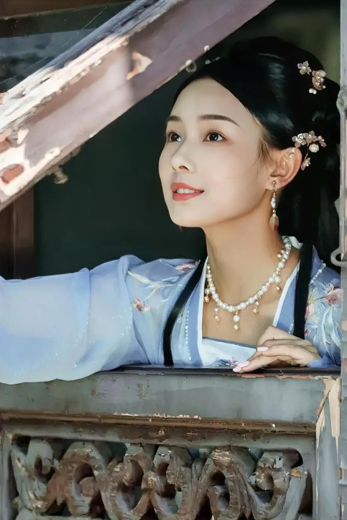 这女孩的侧颜真是太迷人了！
她的五官清晰立体，还透出满满的福气，比之薛宝钗更多一