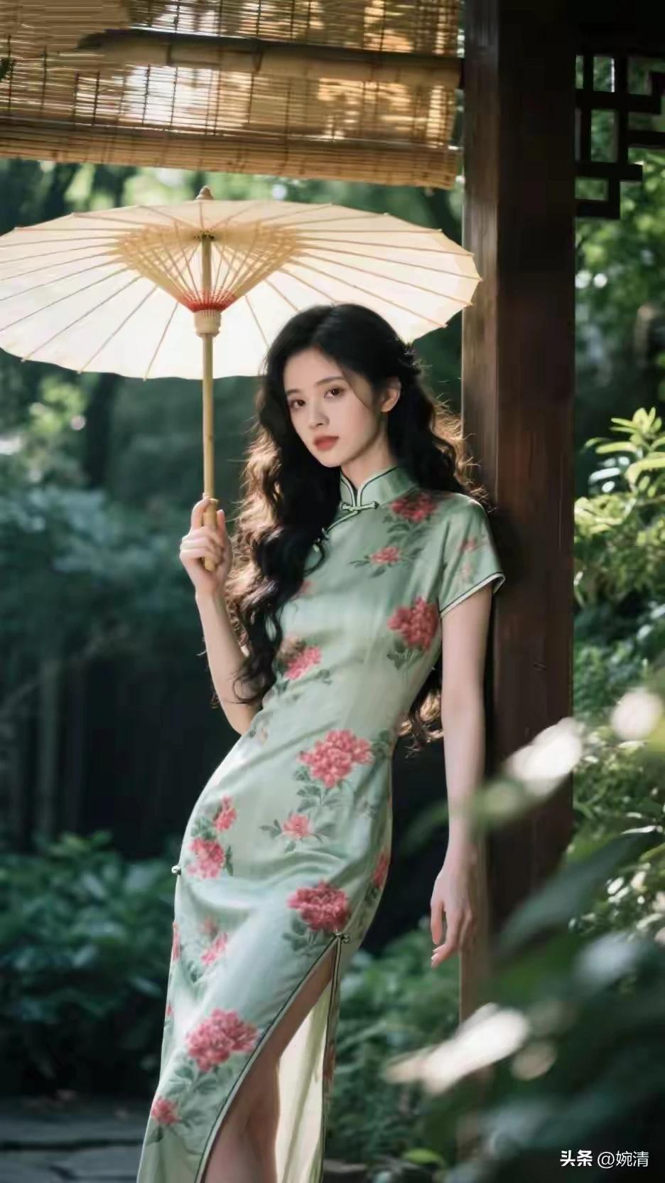 中国旗袍，国风古韵。
历史悠久，文化传承。
江南水乡，一把折扇，
一把雨伞，流动