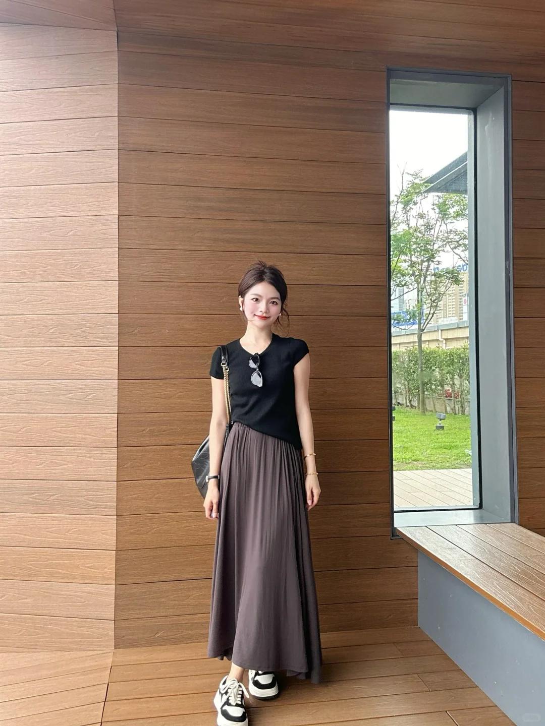 #夏日生活打卡季#👗黑色T恤+褐色半身裙，小个子夏日显高秘籍！
小个子也能驾驭