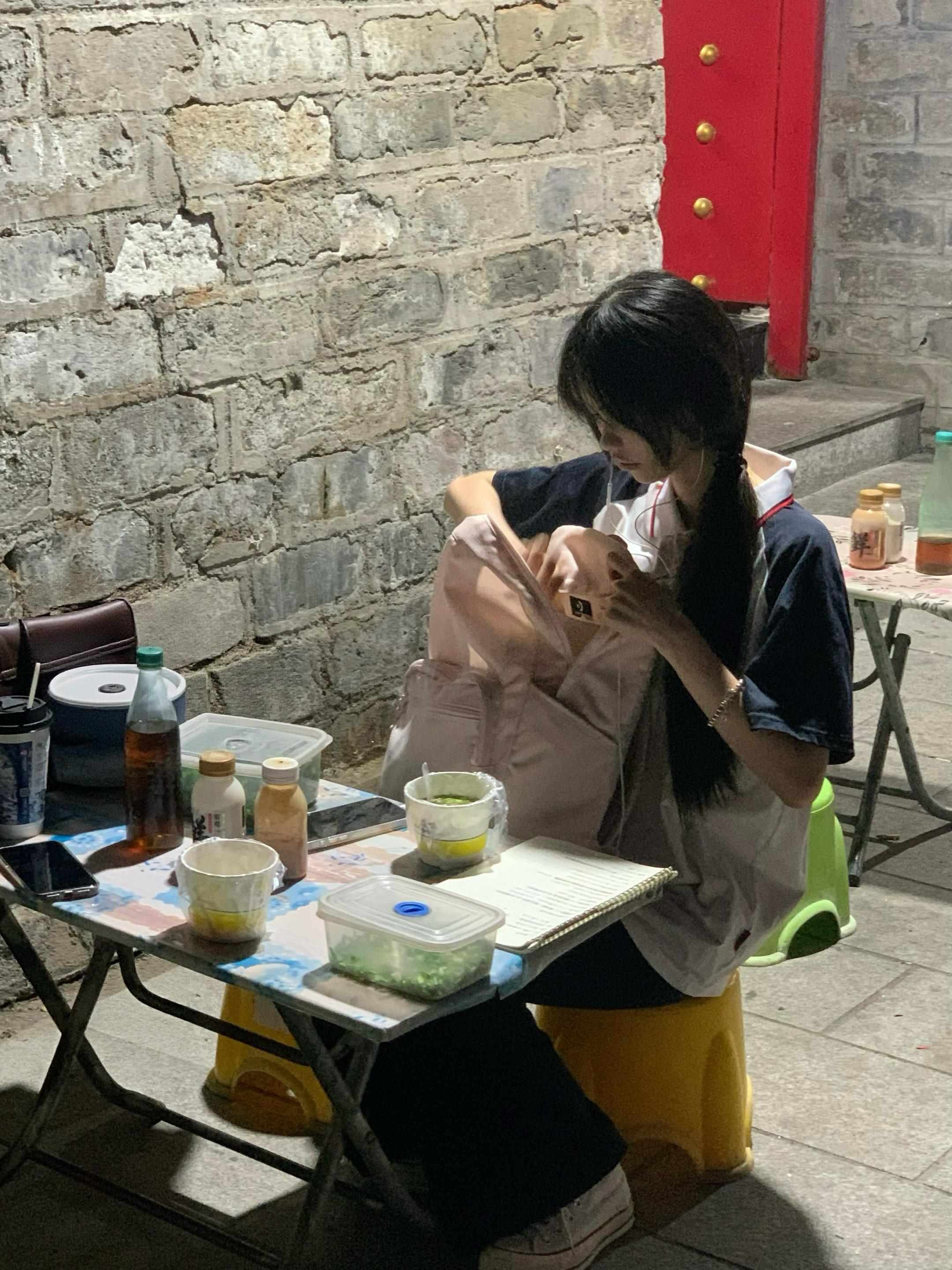 你好像瘦了 头发也变长了 背影陌生到让我觉得 见你是上辈子的事 你开口...