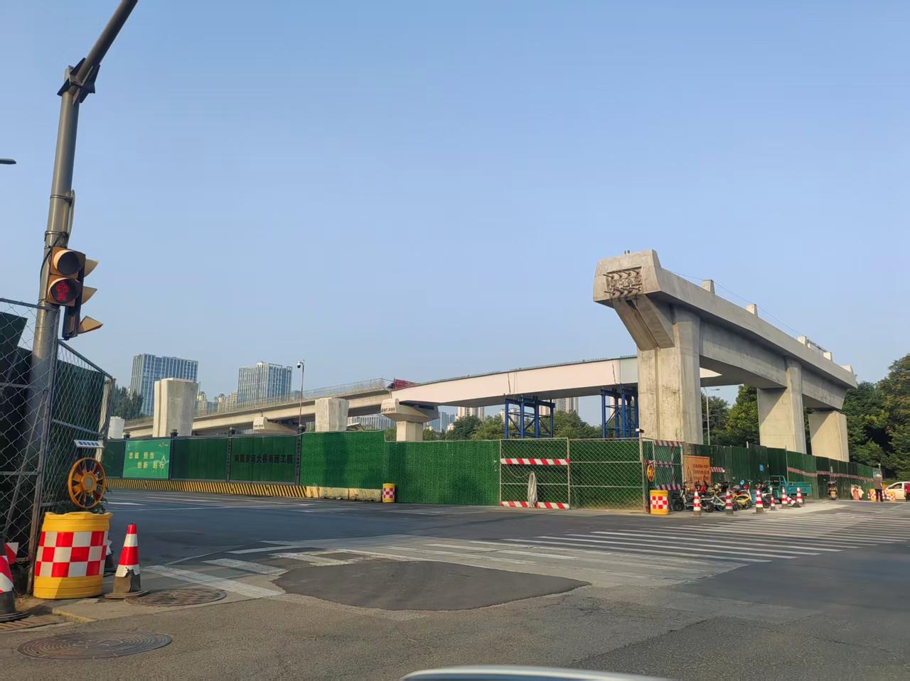建设进展迅速！济南凤凰路高架，又有新变化！
近日，有楼友接连提供了济南凤凰路高架