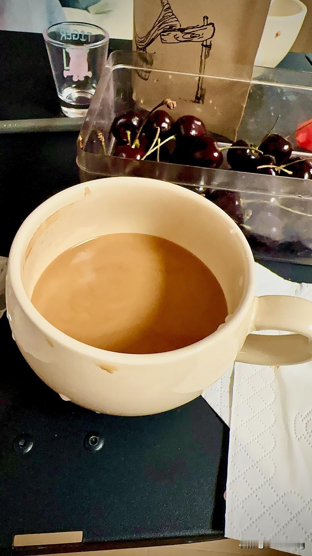 什么是成熟的牛马，就是一大早上喝杯咖啡呗。网上居然还有人说喝咖啡对身体好。喝咖啡