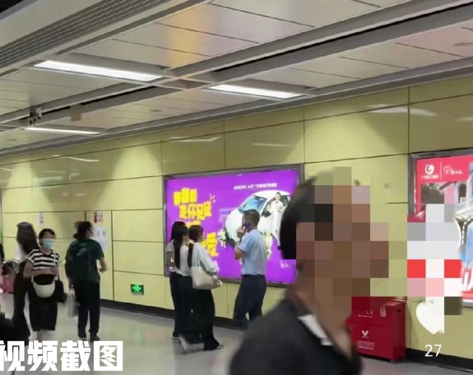 广州华师大门口地铁站有郭麒麟海报。

还是巨幅“告白”海报。

这是郭麒麟在高调