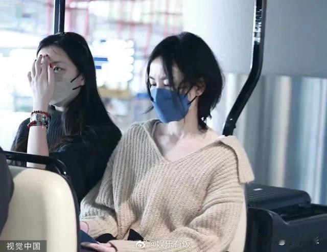 54岁的王菲和女儿同框时竟然像两姐妹一样！她的气质更胜一筹，有一种富家千金的高雅