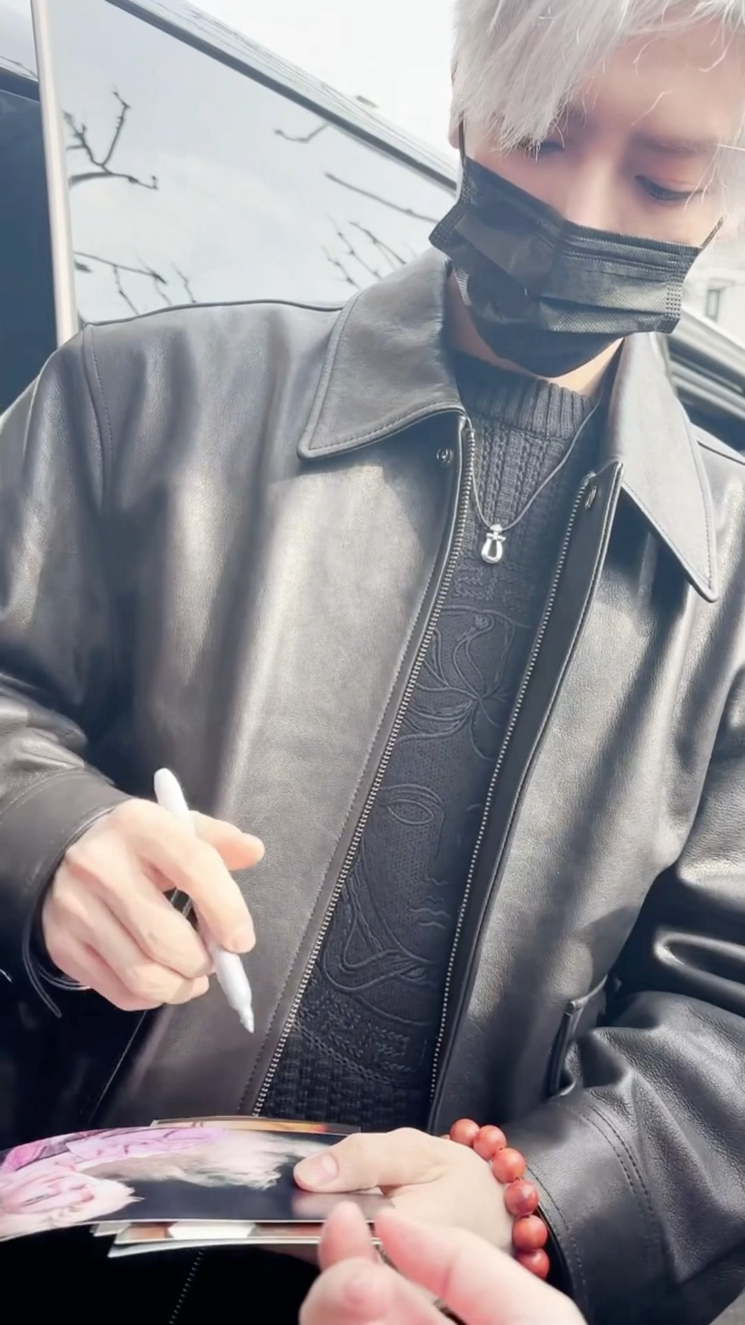 ：“哥你可以用我的笔给我的签一下吗”猫：“你要用你的笔是吗？在哪呢？在哪呢？”（