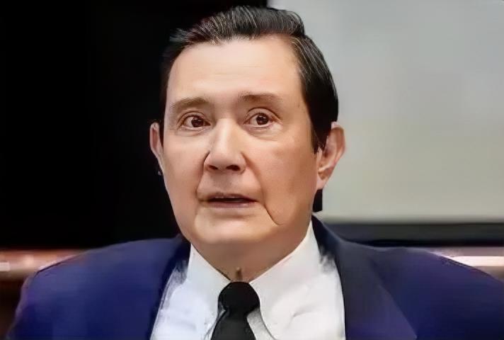 深绿骂马英九是"不够独"，统派骂他是"不够统"，蓝营内部骂他把国民党带成了没有魂