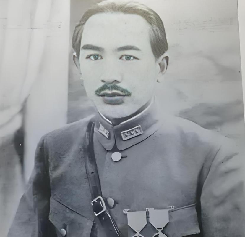 1944年，被调离新疆的盛世才，带着50辆卡车的家当路过陕西宝鸡时，儿子看戏被打