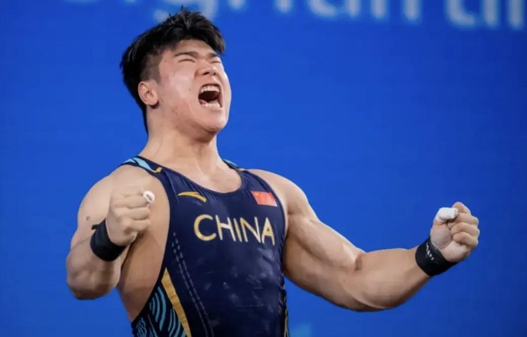 用实力说话！举重需要大赛型运动员。

巴黎奥运会举重男子 102公斤决赛，赛前还