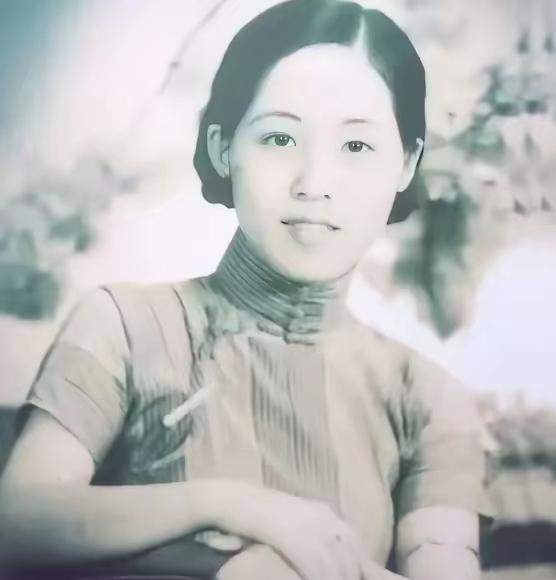 1949年，宋时轮受邀参加宴会，目光被一位身材较好的女子吸引。仔细一看，宋时轮顿