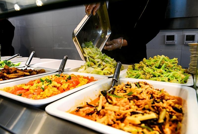 最近家附近的商铺又到了开业高峰期，已经有3家商铺开业，大部分是小型饭店，有接盘重